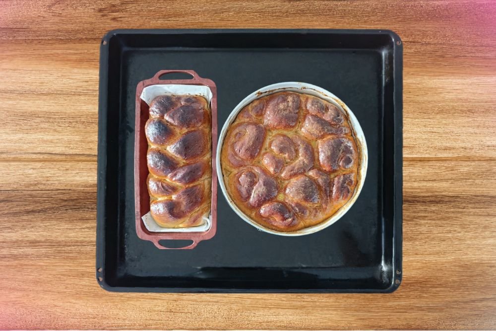 2 חלות לשבת מונחות על בתבנית מלבן