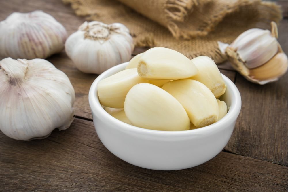 שום קלוף בקערה וראש שום