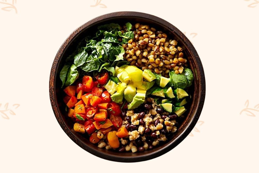 קערת עץ עם סלט עדשים וירקות